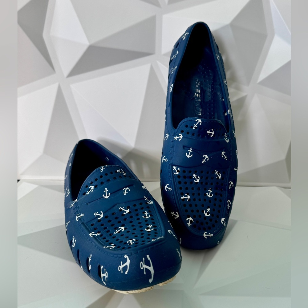 Men’s Floafers, Size 12 – Navy with white anchor print.